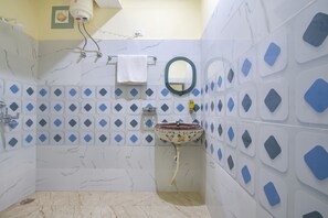 Dusche, Regendusche, kostenlose Toilettenartikel, Handtücher