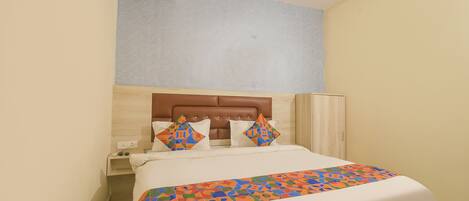 Premium bedding, in-room safe, free WiFi, bed sheets