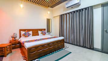 Premium bedding, in-room safe, free WiFi, bed sheets