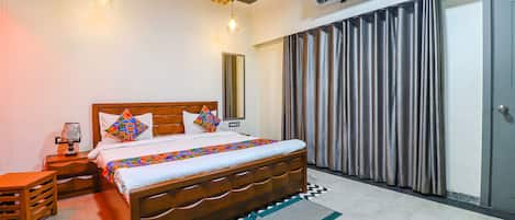 Premium bedding, in-room safe, free WiFi, bed sheets