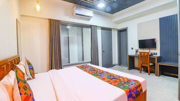 Premium bedding, in-room safe, free WiFi, bed sheets