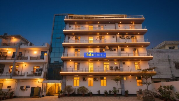 Un hôtel à plusieurs étages, sur lequel on peut lire l’inscription « fabHOTELS ».