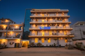 Un hôtel à plusieurs étages, sur lequel on peut lire l’inscription « fabHOTELS ».