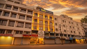 A hotel with a sign reading "fab hotels" and "royal palace" on the ground floor. - Fabhotel Royal Palace Ii (Bhopal)