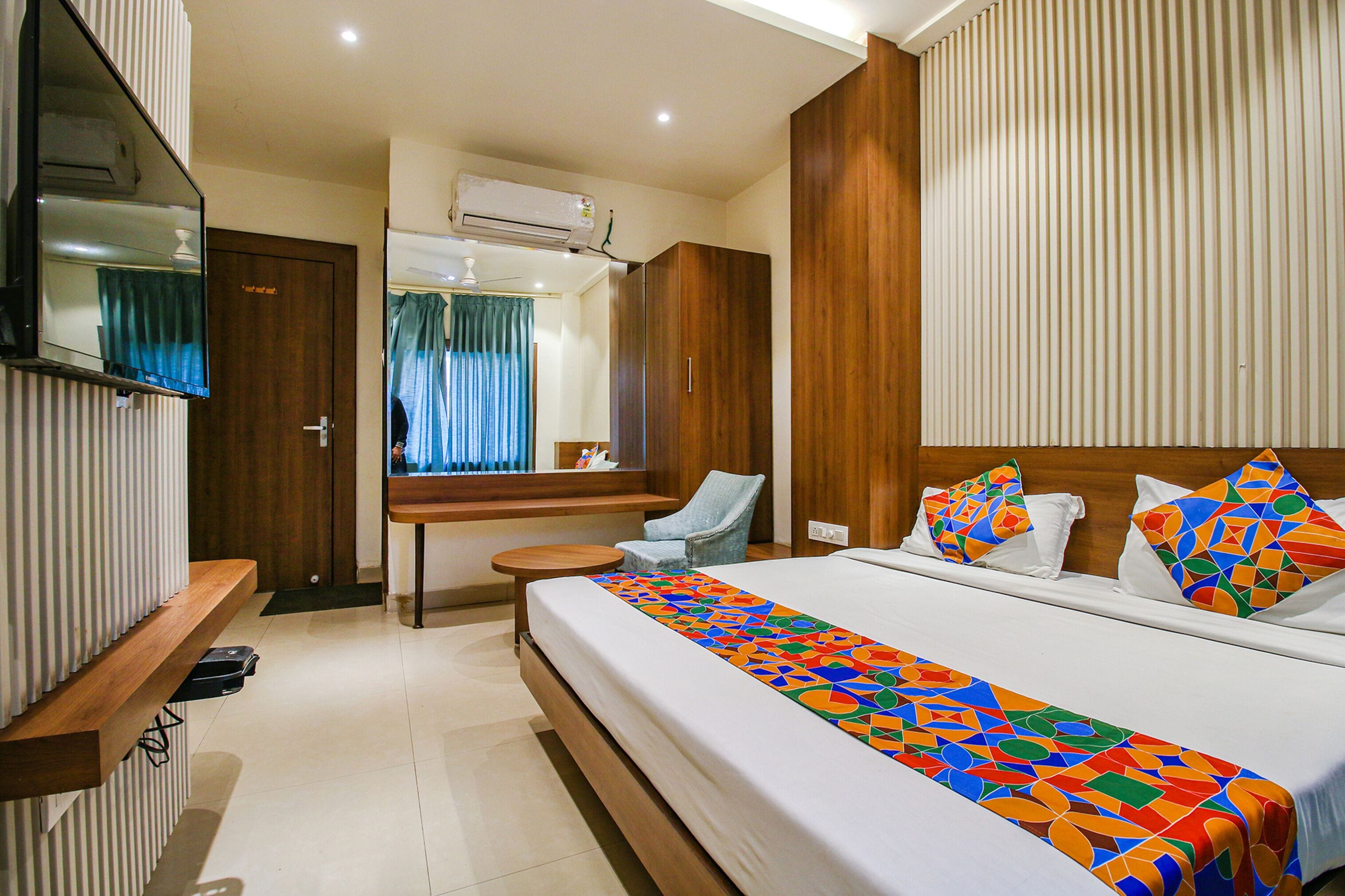 ملاءات من القطن المصري وأغطية فراش متميزة وخزنة داخل الغرفة