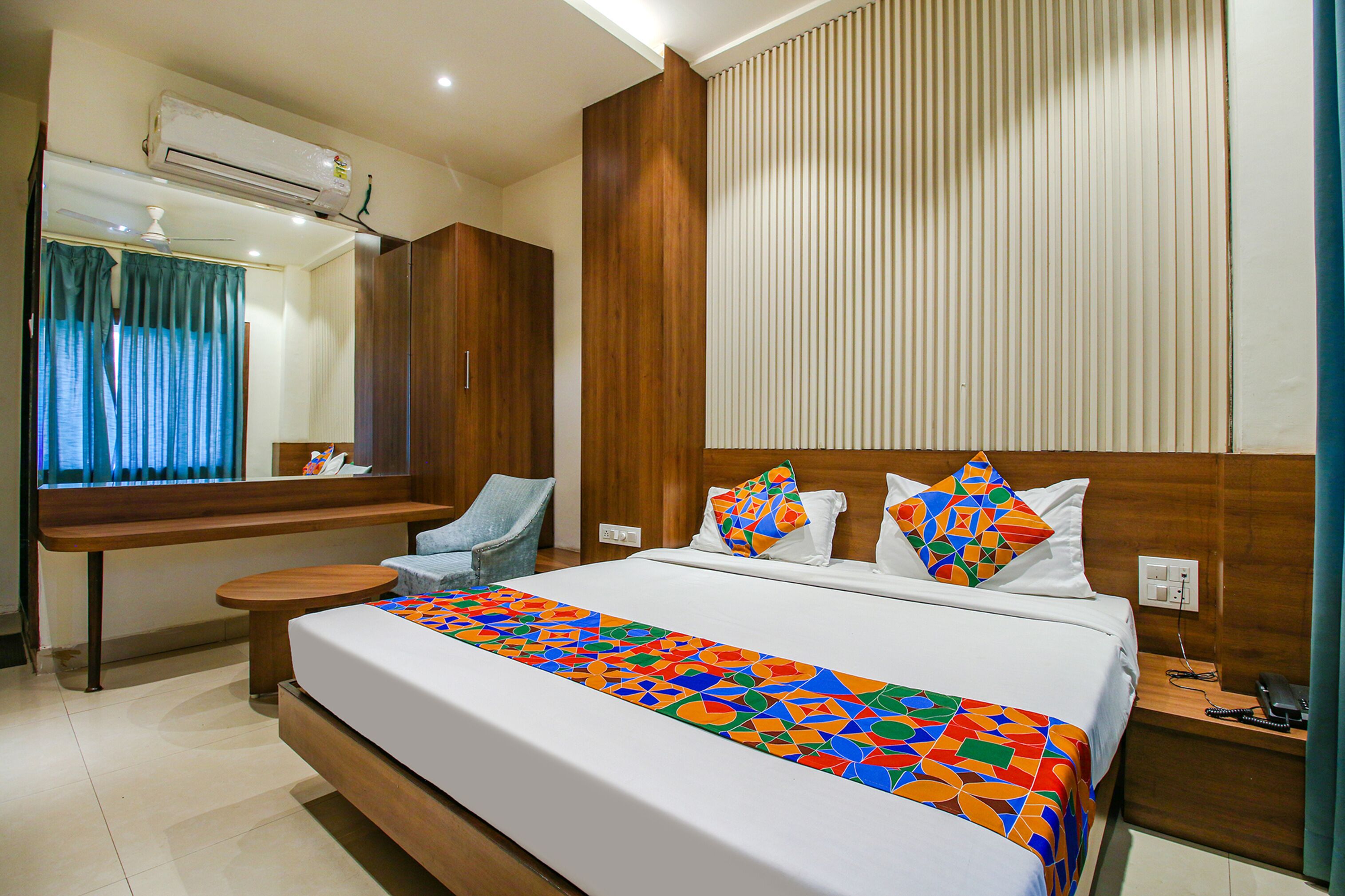 ملاءات من القطن المصري وأغطية فراش متميزة وخزنة داخل الغرفة