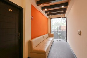 Lobby sitting area - Fabhotel The Lavish Villa (Gurugram)