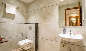 Shower, rainfall showerhead, free toiletries, towels - Fabhotel Phoenix Horamavu (Bengaluru)