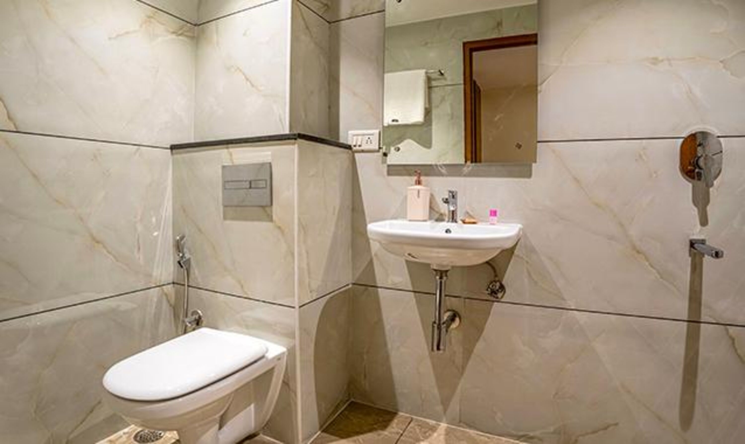 Ein Badezimmer mit Toilette, Waschbecken und Dusche.