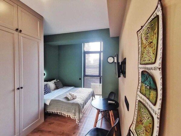 1 dormitorio, tabla de planchar con plancha, wifi y ropa de cama