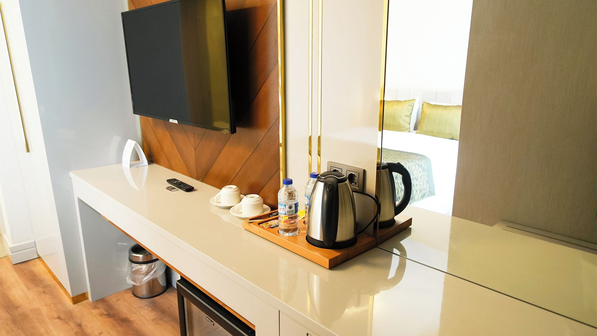 Minibar, caja de seguridad en la habitación y escritorio 