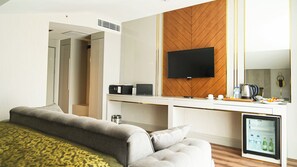 Rom – deluxe (Penthouse Family) | Minibar, safe på rommet, skrivebord og skrivebord for bærbar PC