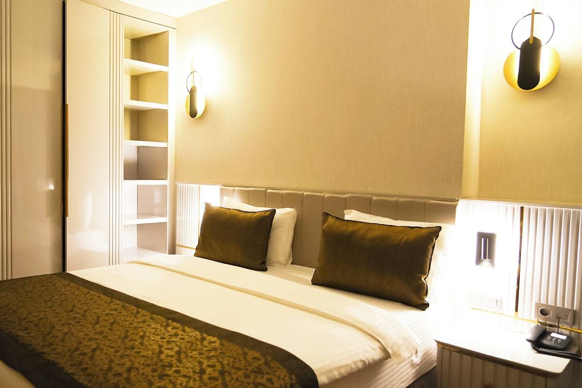 Signature Room (Deluxe) | Minibar, in-room safe, desk, laptop workspace