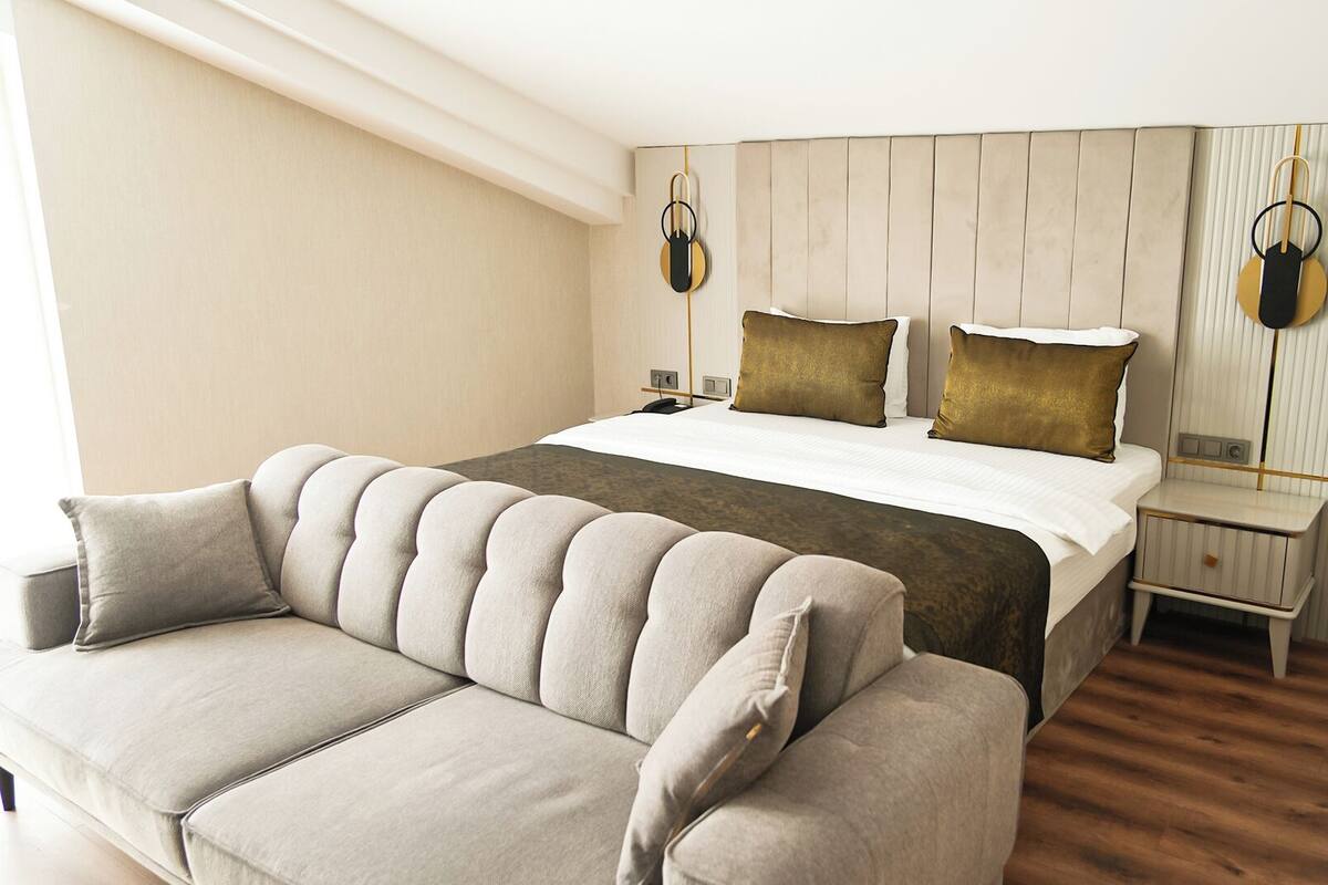 Deluxe Room (Penthouse Family) | Minibar, in-room safe, desk, laptop workspace