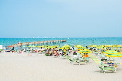 Comfortable, fully equipped, 2-bedroom, 2-bathroom mobile home, Cesenatico beach