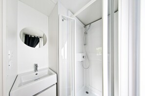 Een douche, handdoeken, toiletpapier