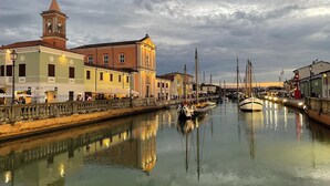 A canal with boats, historic buildings, and a clock tower. - Comfortable, fully equipped, 2-bedroom, 2-bathroom mobile home, Cesenatico beach (Cesenatico)