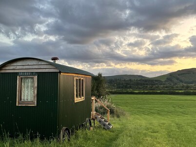 Cosy off Grid Shepherds hut in Village Location
