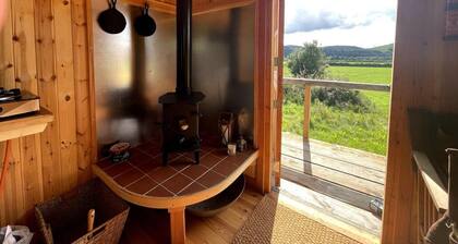 Cosy off Grid Shepherds hut in Village Location