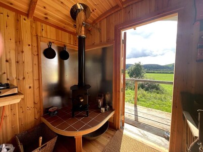 Cosy off Grid Shepherds hut in Village Location