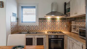 Biệt thự cơ bản | Bếp riêng | Tủ lạnh, lò vi sóng, lò nướng, bếp nấu