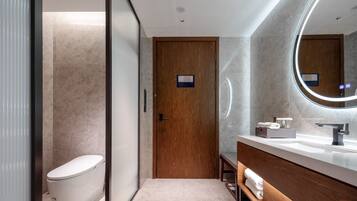 Signature Room | 1 bedroom, premium bedding, down comforters, memory foam beds