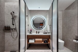 1 kamar tidur, seprai premium, selimut bulu angsa, dan busa memori