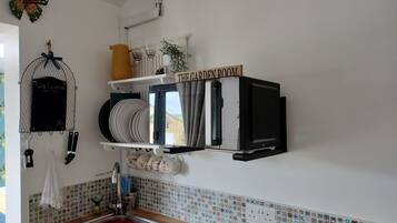 Apartemen | Dapur pribadi | Lemari es, microwave, kompor, dan ketel listrik