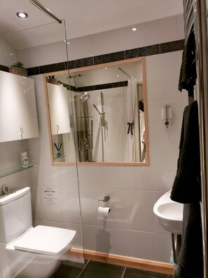 Apartment | Bathroom | Shower, hair dryer, towels - Private Garden Room - Rural Village (Stamford)