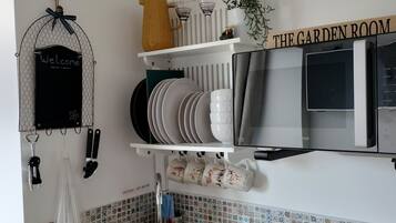 Apartemen | Dapur pribadi | Lemari es, microwave, kompor, dan ketel listrik