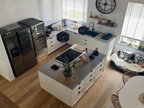 Jääkaappi, uuni, liesi, astianpesukone