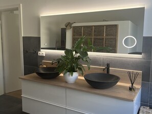 Douche, serviettes fournies, savon, papier toilette