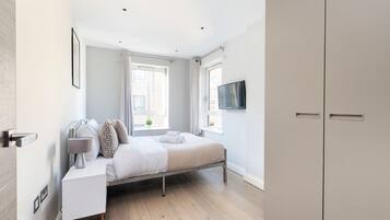 3 bedrooms, desk, iron/ironing board, travel cot