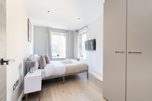 3 bedrooms, desk, iron/ironing board, travel cot - Modern 3BR in Westminster - London Centre (London)