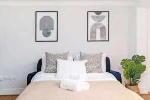3 bedrooms, desk, iron/ironing board, travel cot - Modern 3BR in Westminste (London)