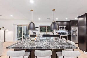 Fridge, microwave, oven, stovetop - Doce Palmas|FREE Htd Pool|Spa|Putt. Grn. (Scottsdale)