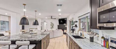 Kjøleskap, mikrobølgeovn, ovn og kokeplater