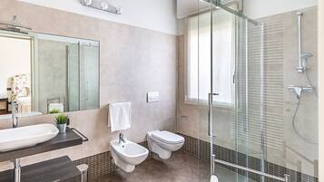 Vila Basic | Kamar mandi | Bathtub dan shower terpisah dan perlengkapan mandi gratis