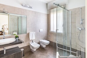 Badewanne und Dusche (separat), kostenlose Toilettenartikel