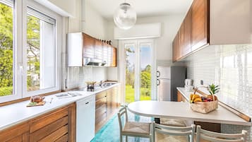Fridge, microwave, stovetop, dishwasher