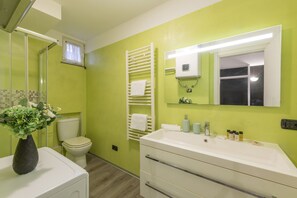 Douche, sèche-cheveux, bidet, serviettes fournies