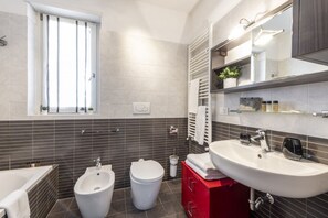 Regadera, secadora de cabello, bidet, toallas 