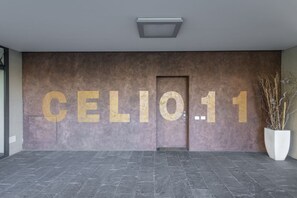 A hallway with a large wall displaying the numbers 'CEL01.11' and a door. - BnButler - Celio, 11 (Milano)