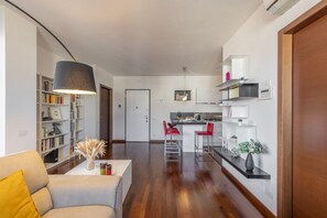 A modern apartment with a living room, kitchen, and dining area. - BnButler - Celio, 11 (Milano)