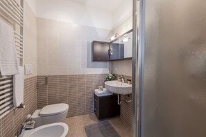 Douche, sèche-cheveux, bidet, serviettes fournies