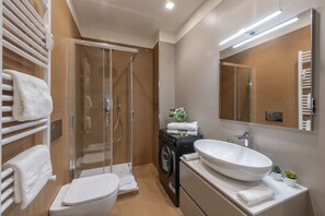 Een douche, een haardroger, een bidet, handdoeken