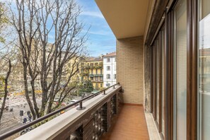 A balcony with a view of buildings and trees. - BnButler - De Amicis, 25 (Milano)