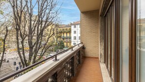A balcony with a view of buildings and trees. - BnButler - De Amicis, 25 (Milano)