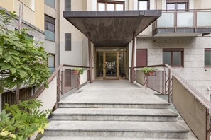 Exterior detail - BnButler - Washington, 83 (Milano)