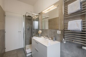 Dusche, Haartrockner, Bidet, Handtücher